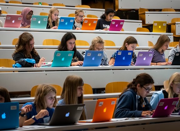  Bunte MacBooks in einem Universitätskurs