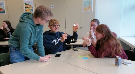 Klassenzimmer mit kreativer Gruppenaktivität