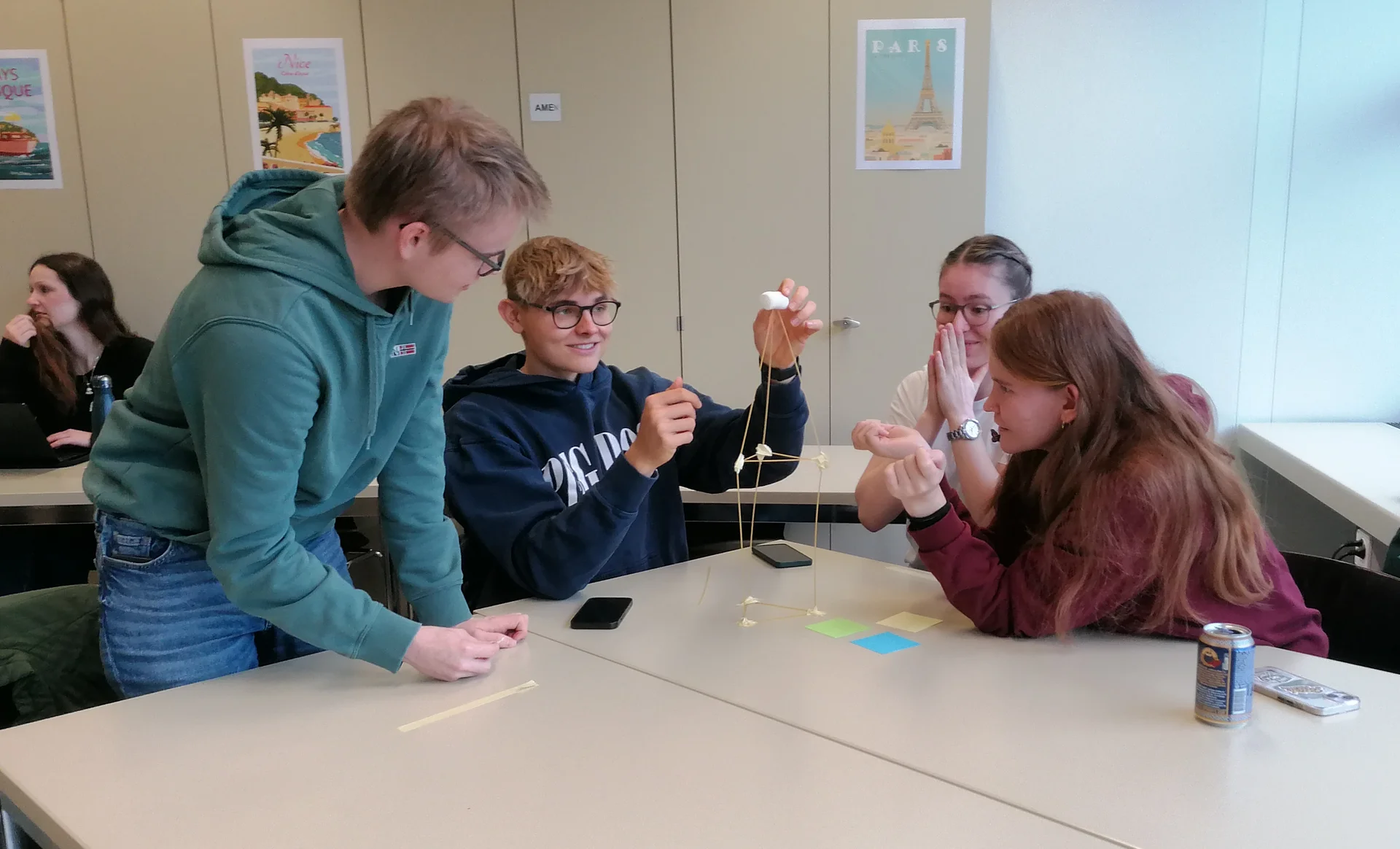 Aula con attività creative di gruppo