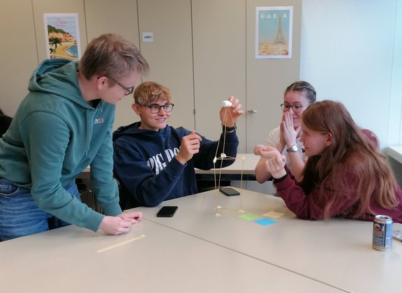 Klassenzimmer mit kreativer Gruppenaktivität