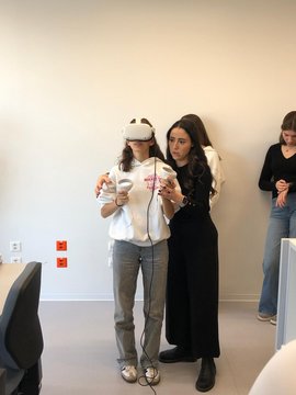 Una donna aiuta un'altra con l'esperienza VR.