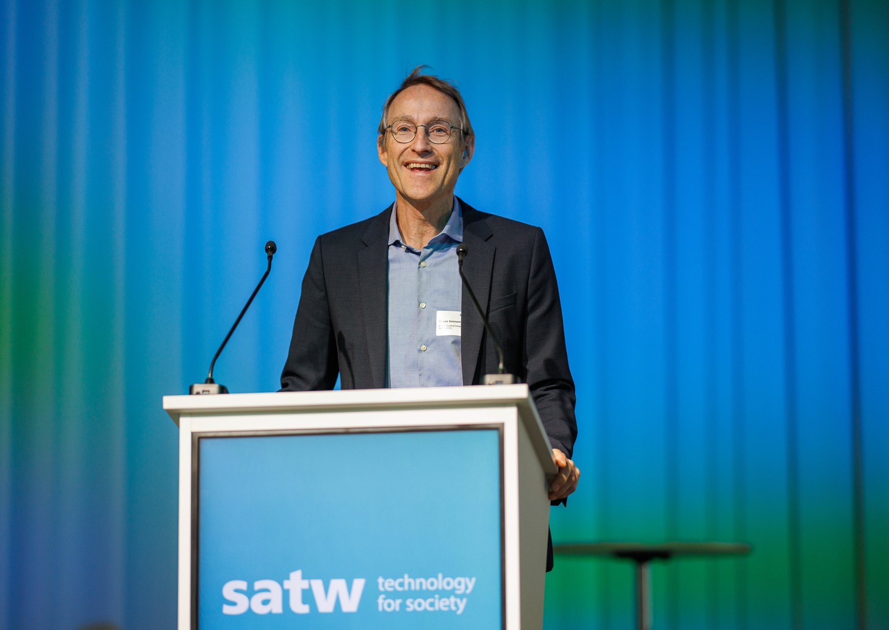 Lars Sommerhäuser hält seine Dankesrede zum Outstanding Achivement Award.