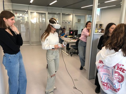 Un gruppo di ragazze sperimenta la tecnologia della realtà virtuale