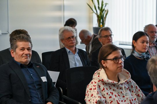 Teilnehmer bei einem Seminar in einem modernen Konferenzraum