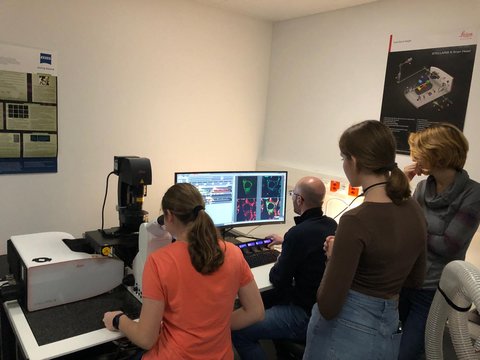 Ambiente di laboratorio con moderne tecnologie di microscopia