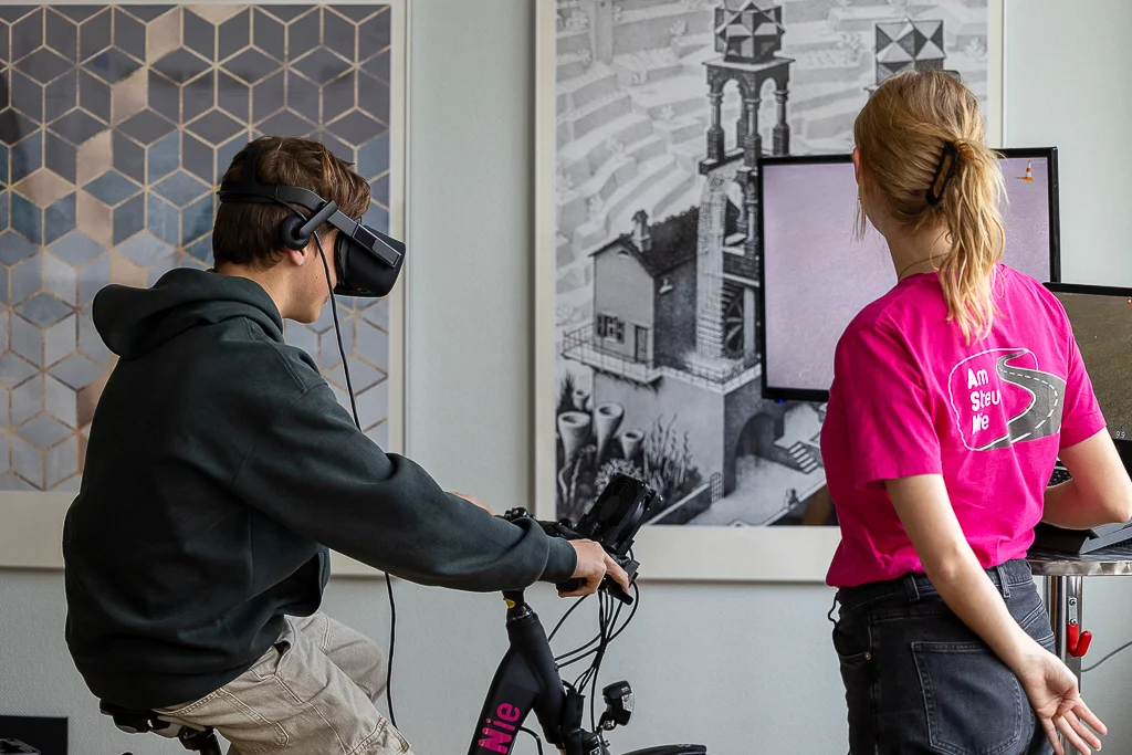 Persona su cyclette con occhiali VR in una stanza moderna