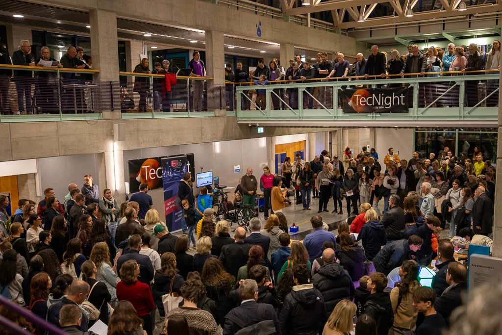I visitatori si riuniscono in un auditorium su due piani alla TecNight