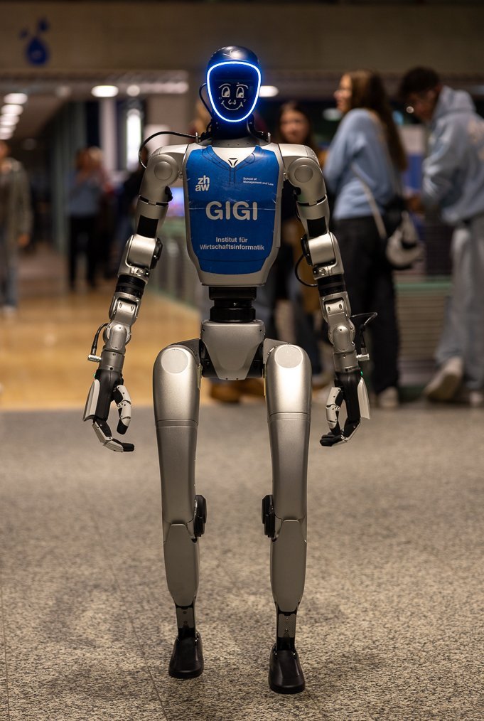 Humanoider Roboter mit leuchtendem Gesicht auf einem Flur