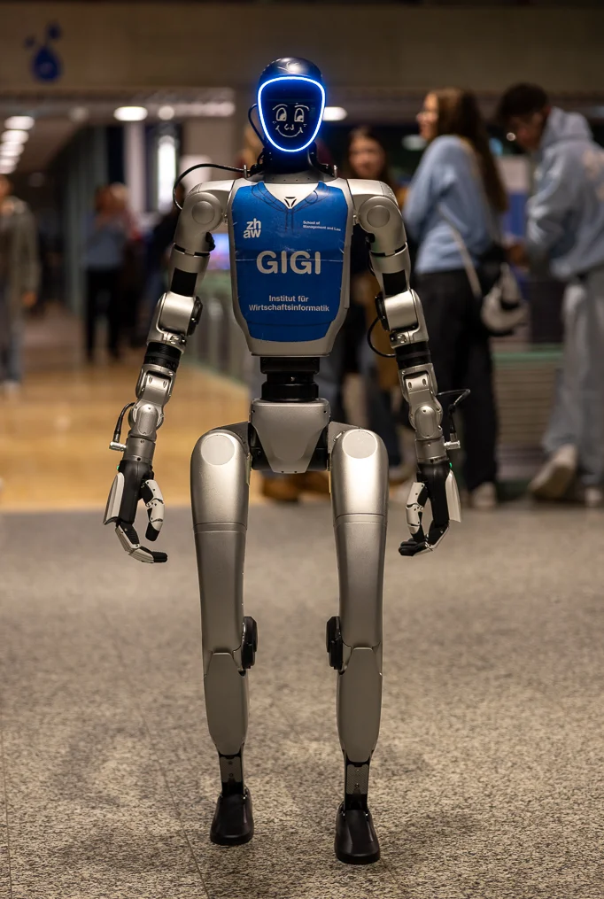 Robot umanoide con volto luminoso in un corridoio