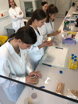 Lavoro pratico di laboratorio da parte delle studentesse con attrezzature di laboratorio