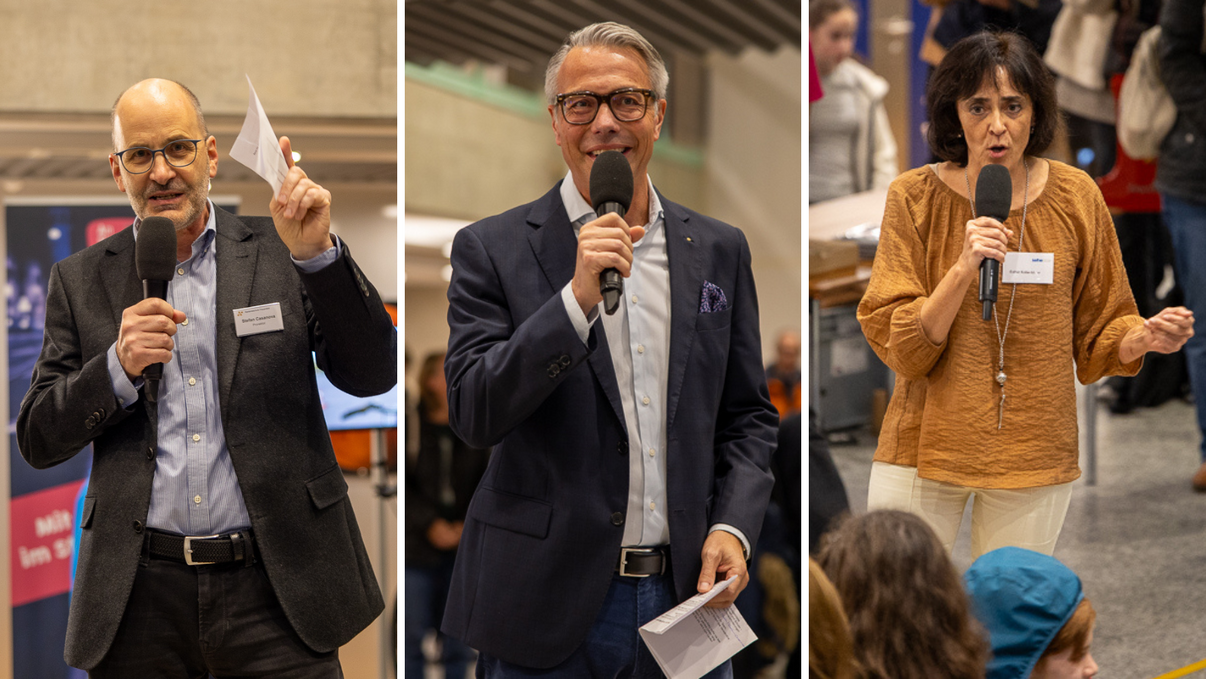 Mosaik von drei Personen sprechen bei einer Veranstaltung ins Mikrofon.