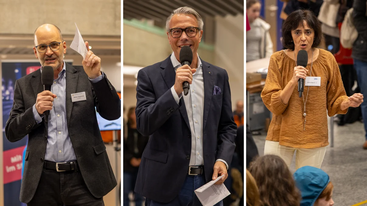 Mosaico di tre persone che parlano al microfono durante un evento.