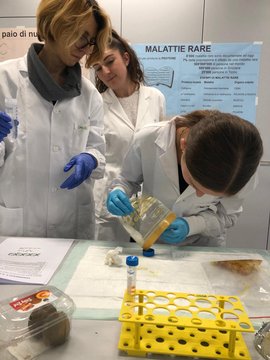 Le donne eseguono un esperimento con strumenti di laboratorio