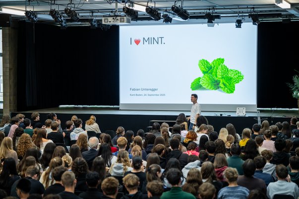 Vortrag über MINT vor einer grossen Zuhörerschaft