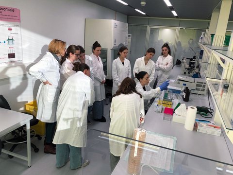 Dimostrazione scientifica in laboratorio