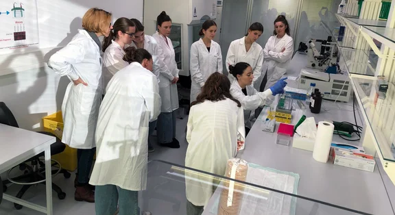 Swiss TecLadies im Labor bei der Durchführung eines Experiments