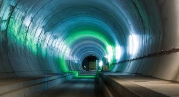 Beleuchteter Tunnel mit grünen und blauen Lichtern