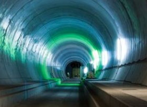 Beleuchteter Tunnel mit grünen und blauen Lichtern