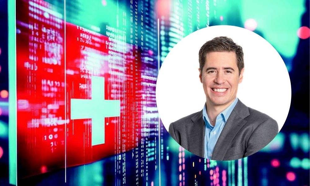 Lächelnder Mann vor digitaler Kulisse